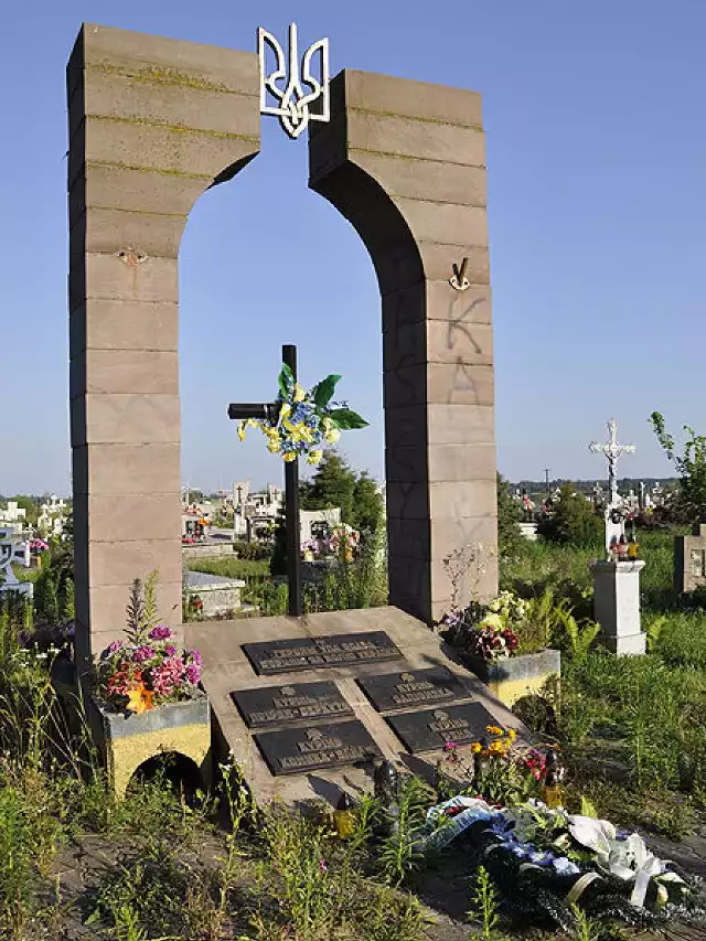 Pomnik ku czci UPA na cmentarzu komunalnym w Hruszowicach