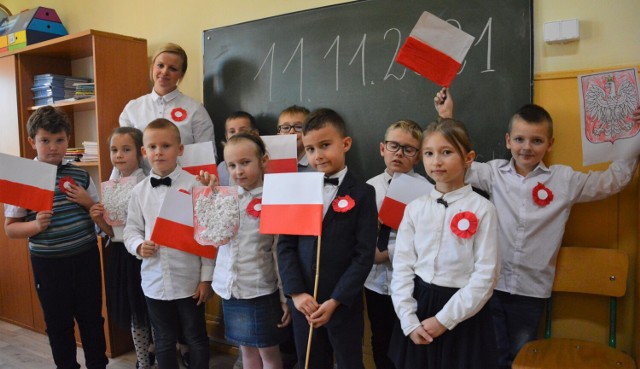 "Szkoła do hymnu" 2021 w Piotrkowie. Uczniowie SP nr 13 śpiewali "Mazurka Dąbrowskiego"