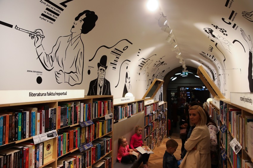 Kraków. Księgarnia Empik na Rynku Głównym powiększyła się. Zobaczcie, jak wyglądają sale poświęcone Miłoszowi i Szymborskiej [ZDJĘCIA]