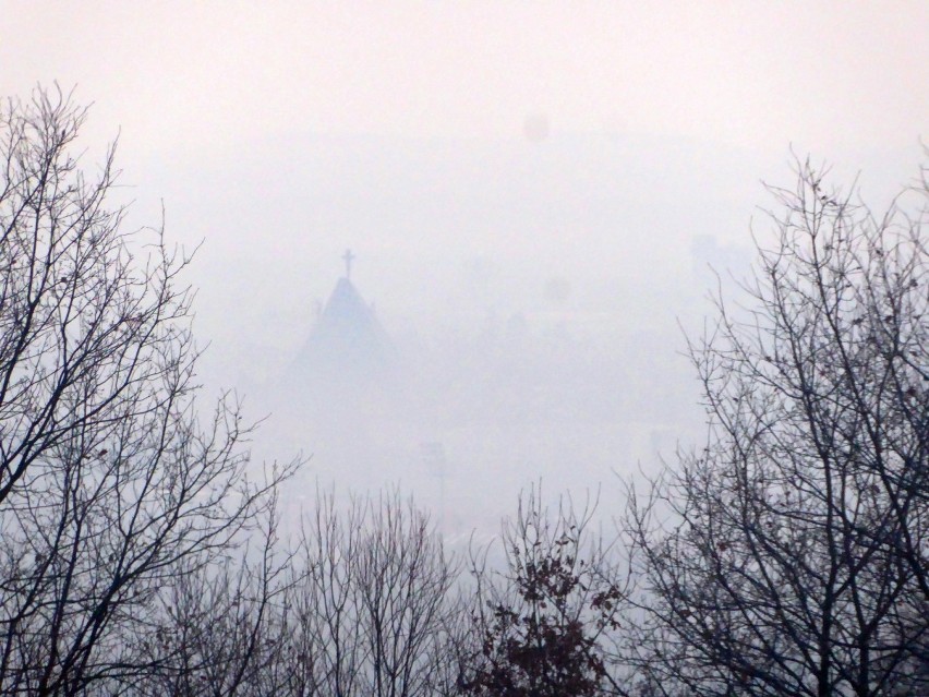Smog i mgła spowija Tarnów od sobotniego wieczoru