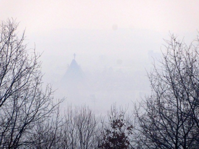 Smog i mgła spowija Tarnów od sobotniego wieczoru