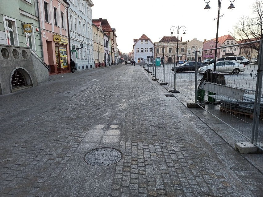 Termin zakończenia prac przy rewitalizacji rawickiego rynku minął. Na koniec nie obyło się bez problemów [ZDJĘCIA]