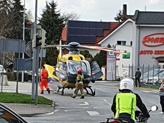 Do dramatycznego wypadku doszło w środę, 21 kwietnia, w Świebodzinie. Samoch&oacute;d ciężarowy potrącił kobietę, kt&oacute;ra poniosła śmierć na miejscu. 

- Zgłoszenie o zdarzeniu drogowym na ul. Poznańskiej otrzymaliśmy ok. godz. 16.30 - relacjonuje młodszy aspirant Marcin Ruciński, oficer prasowy Komendy Powiatowej Policji w Świebodzinie. - Udział w wypadku brał zesp&oacute;ł pojazd&oacute;w ciężarowych oraz osoba piesza, kt&oacute;re poniosła śmierć.

Na miejscu pracują policjanci i prokurator. Na razie nie wiadomo, jak doszło do wypadku. - Trwają czynności zmierzające do wyjaśnienia przyczyn i okoliczności tego zdarzenia - dodaje mł. aspirant M. Ruciński. 

Wideo: Jak udzielać pierwszej pomocy ofiarom wypadk&oacute;w&lt;script class=&quot;XlinkEmbedScript&quot; data-width=&quot;640&quot; data-height=&quot;360&quot; data-url=&quot;//get.x-link.pl/c2d43296-6b69-7aee-f9f1-49780de99cfe,008fc0c8-fde1-3fd9-1285-d363c9952610,embed.html&quot; type=&quot;application/javascript&quot; src=&quot;//prodxnews1blob.blob.core.windows.net/cdn/js/xlink-i.js?v1&quot;&gt;&lt;/script&gt;

Czytaj także: Korytarz życia na drodze. Jak go utworzyć? Wystarczy przestrzegać kilku zasad!


Byłeś świadkiem wypadku, pożaru lub innego zdarzenia? Stoisz w korku lub masz informację o innych utrudnieniach na drodze? Poinformuj nas o tym! Wyślij nam zdjęcia lub nagranie z miejsca zdarzenia. Możesz to zrobić przez stronę &quot;Gazety Lubuskiej&quot; na Facebooku facebook.com/gazlub/ lub mailem na adres glonline@gazetalubuska.pl
