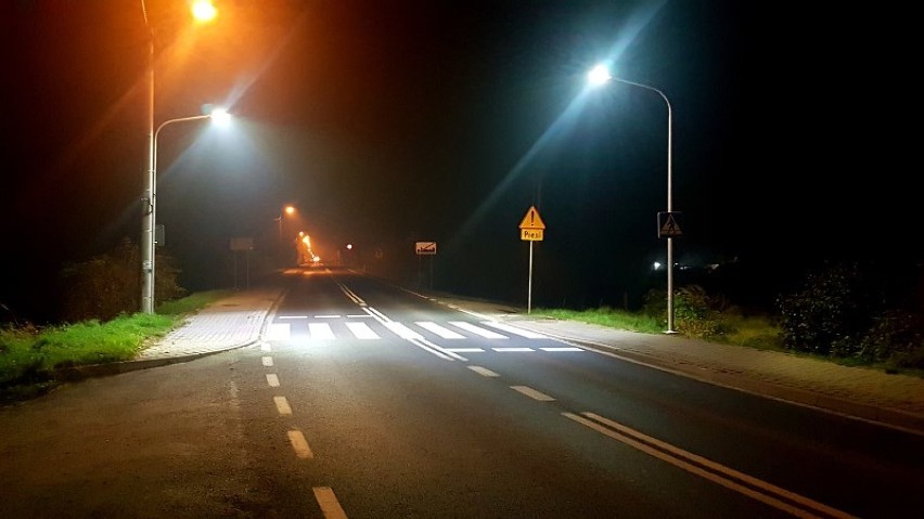 Przy przejściach dla pieszych w Zatorze na drodze krajowej 44 stanęło dodatkowe oświetlenie. Dzięki temu jest bezpieczniej [ZDJĘCIA]