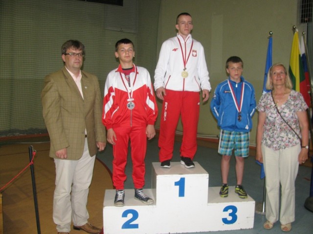Dwa medale dla ZKS Miastko w Pucharze Kaszub. Na zdjęciu Filip Petrończak z srebrnym medalem