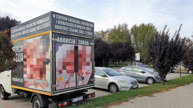 Antyaborcyjny samochód na parkingu przy ul. Pużaka na os. im. AK w Opolu