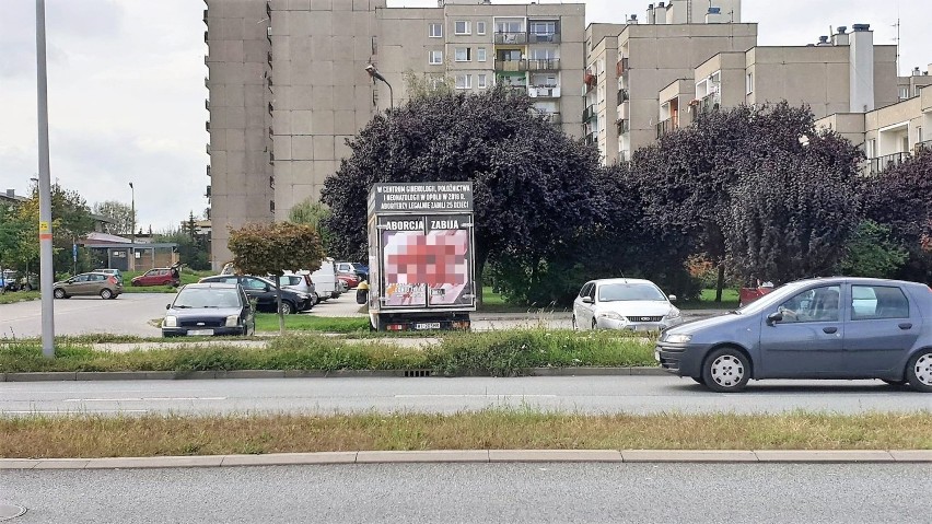 Antyaborcyjny samochód na parkingu przy ul. Pużaka na os....