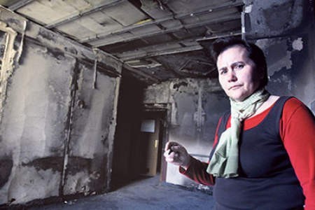 Jolanta Rabczuk, szefowa raciborskiego Domu Pomocy Społecznej, w spalonej części budynku. AGNIESZKA MATERNA