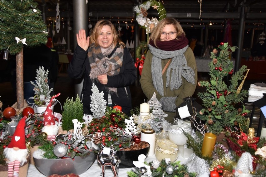 Jarmark Świąteczny na miejskim targowisku w Sierakowie