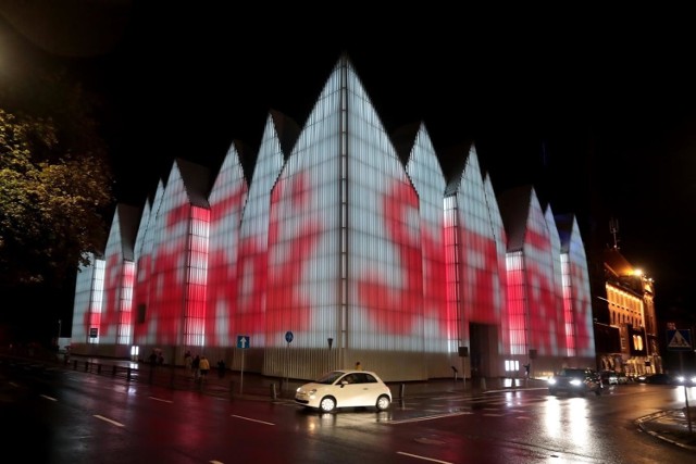 Rocznica podpisania porozumień sierpniowych. Iluminacje na filharmonii