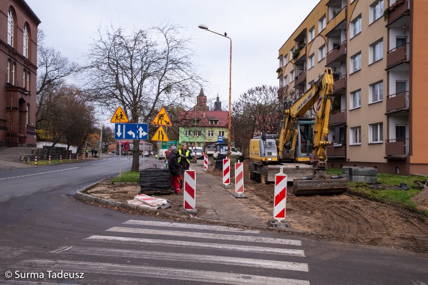 Ul. Staszica. Powstaje nowa ścieżka rowerowa, chodnik i oświetlenie przejść. ZDJĘCIA krok po kroku