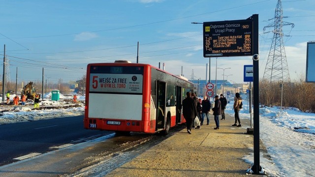 Dwa nowe przystanki przy przebudowanej i wyremontowanej ul. Sobieskiego są już obsługiwane przez autobusy komunikacji miejskiej 

Zobacz kolejne zdjęcia/plansze. Przesuwaj zdjęcia w prawo naciśnij strzałkę lub przycisk NASTĘPNE