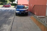 Parkowanie w Poznaniu - Kierowcy zostawiają auta, gdzie im się podoba [ZDJĘCIA]