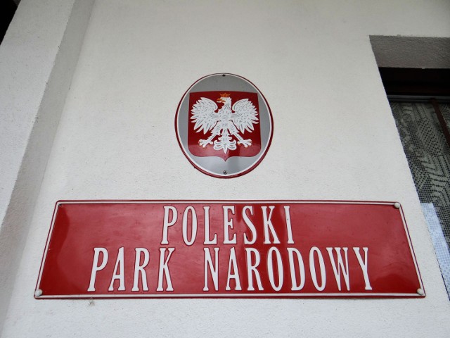 Tablica Poleskiego Parku Narodowego umieszczona na Budynku dyrekcyjnym w Urszulinie