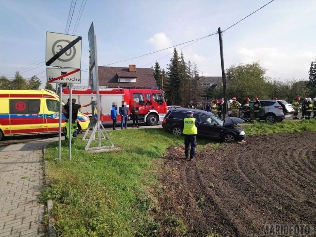 Wypadek w Opolu. Dwie poszkodowane osoby pogotowie zabrało do szpitala.