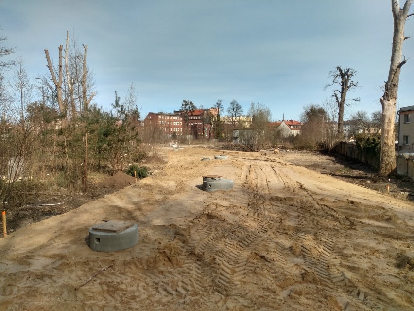 Budowa ulicy Zamkowej i parkingu przy Książnicy prof. Labudy w Wejherowie. Odkryto pozostałości dawnej zabudowy z XVIII wieku