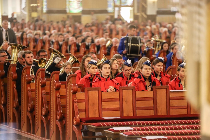 Myśląc Ojczyzna - strażackie chóry i orkiestry u Matki Bożej Licheńskiej na zakończenie obchodów 100-lecia Związku OSP RP