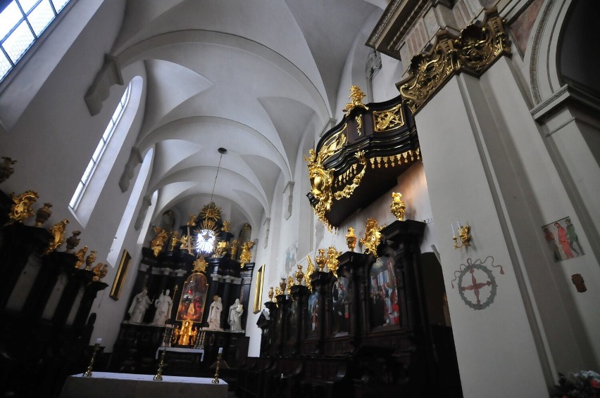 Prezbiterium ze zrekonstruowanym balkonem organowym nad...