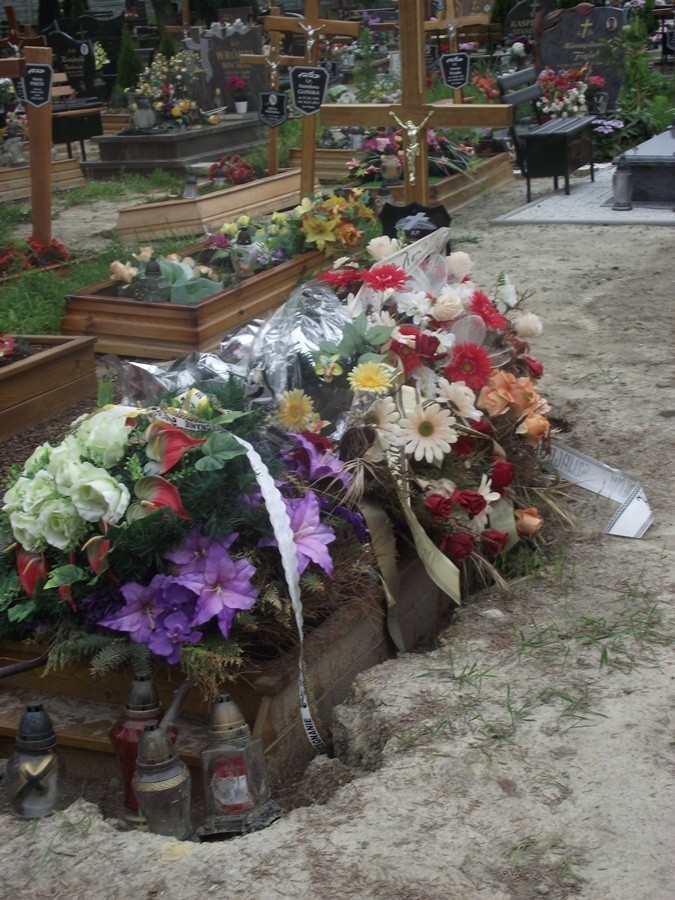 Głogów: Zniszczone groby na cmentarzach