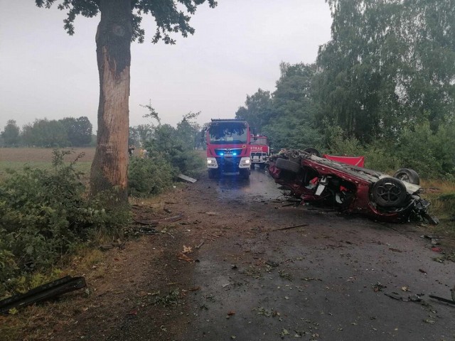 Ze wstępnych ustaleń policji wynika, że kierowca nie dostosował prędkości do warunków panujących na drodze.