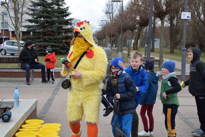Wielkanocne zające i kurczak pojawiły się w Pruszczu. Bawiły się i maszerowały z dziećmi po mieście |ZDJĘCIA