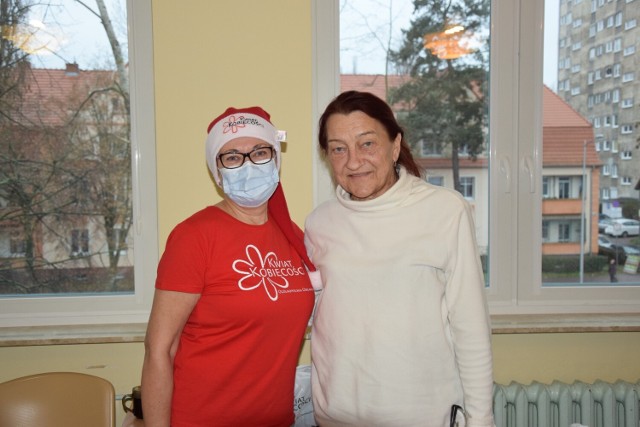 Panie z organizacji "Kwiat Kobiecości" odwiedziły oddziały onkologiczny i ginekologiczny Szpitala Uniwersyteckiego w Zielonej Górze. Spotkania były okazją do wsparcia pacjentek i rozmów na temat nowotworów