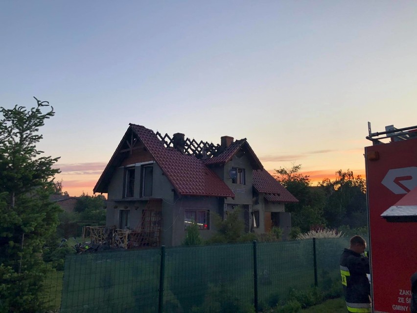 Nocna akcja nyskich strażaków. Płonął dom w Suszkowicach 