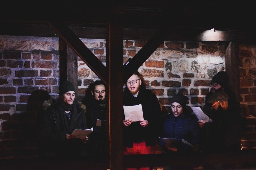Bractwo Śpiewacze w Bramie Krakowskiej w Lublinie wykonało 5 pieśni z czasów zarazy