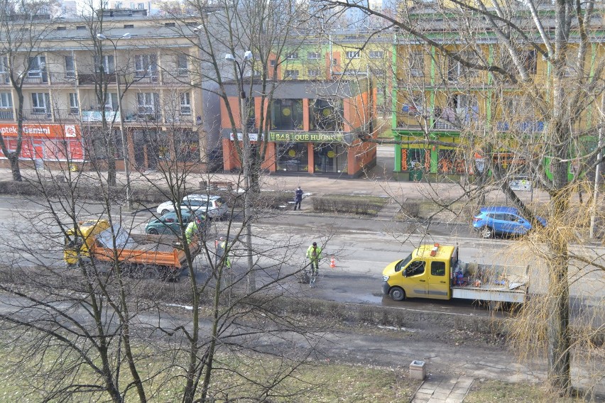 W środę drogowcy łatali dziury w nawierzchni ul. Wybickiego...
