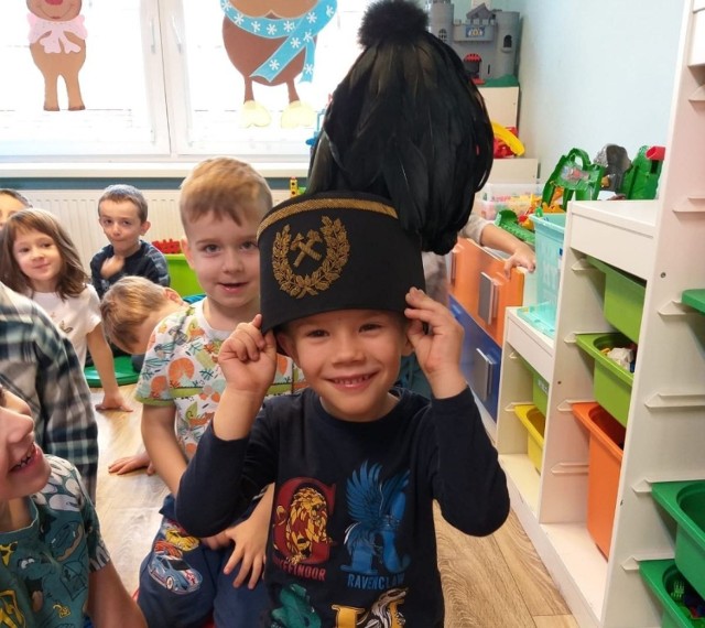 Dzieci z Domowego Przedszkola Karolinka w Jędrzejowie odwiedził wyjątkowy gość. Górnik opowiedział o swojej pracy.