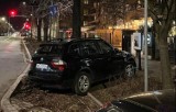 Zdewastowana zieleń przy Francuskiej. Z rabaty urządził sobie parking. Kierowca BMW dostał wysoki "mandat"