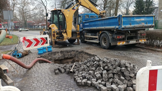 Do awarii wodociągu doszło w centrum Żar przy Podwalu. Droga jest zamknięta