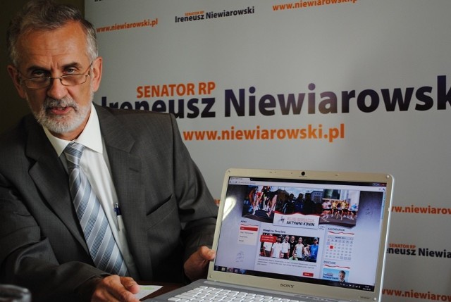 Ireneusz Niewiarowski prezentuje stronę internetową Klubu Biegacza