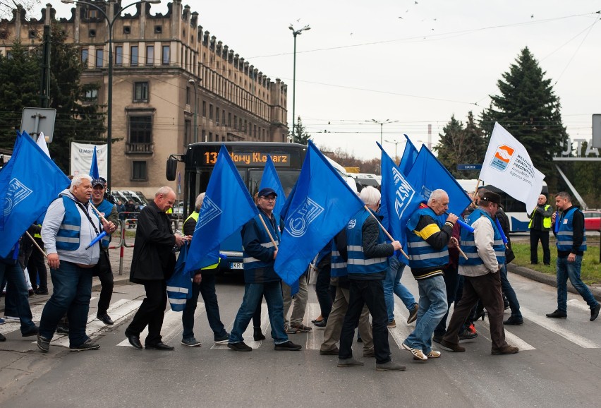 Kraków. Związkowcy z ArcelorMittal nie chcą wygaszenia wielkiego pieca, jest protest [ZDJĘCIA]