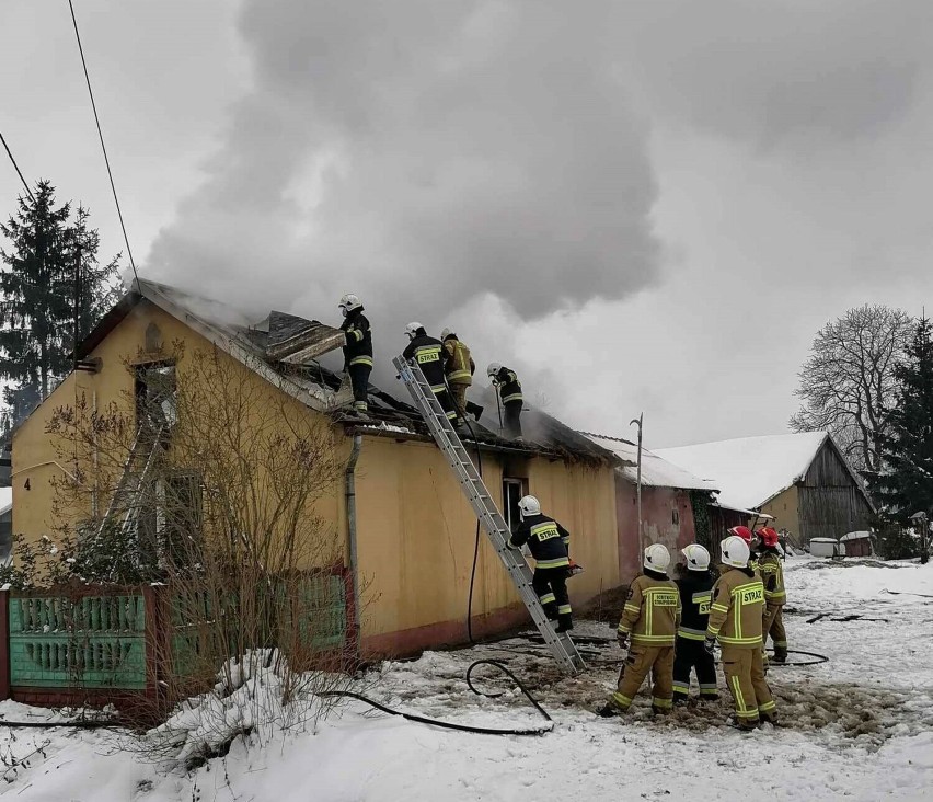 Spaleniu uległ dach domu, ogień zrobił też spustoszenie...