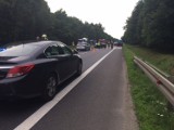 Wypadek na drodze Polkowice-Lubin. Po zderzeniu dwóch aut, jedno stanęło w płomieniach [wideo]