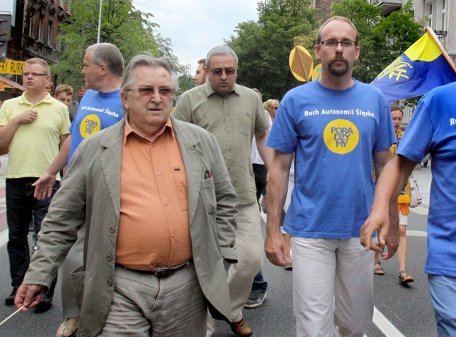 Kazimierz Kutz z Jerzym Gorzelikiem podczas Marszu Autonomii 2011