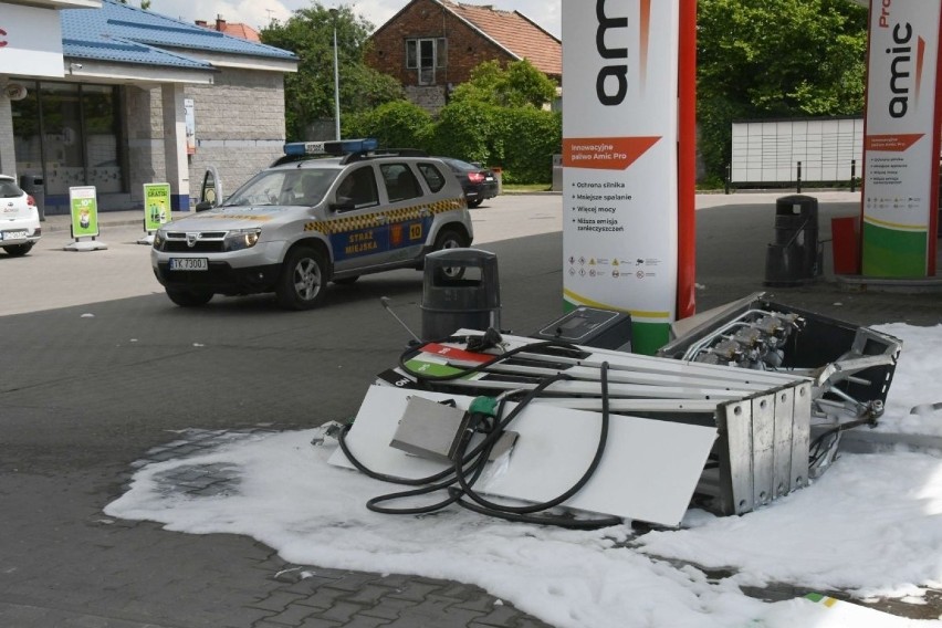 Na stacji paliw w Kielcach samochód uszkodził dystrybutor. Interweniowali strażacy