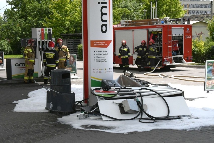 Na stacji paliw w Kielcach samochód uszkodził dystrybutor. Interweniowali strażacy