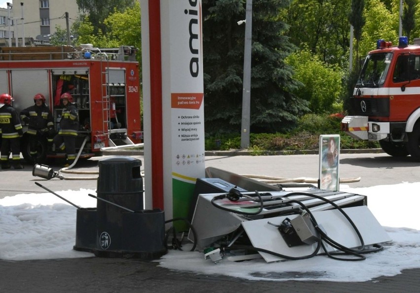 Na stacji paliw w Kielcach samochód uszkodził dystrybutor. Interweniowali strażacy