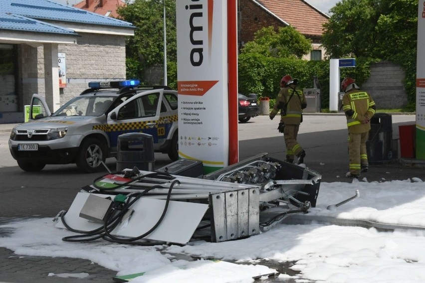 Na stacji paliw w Kielcach samochód uszkodził dystrybutor. Interweniowali strażacy