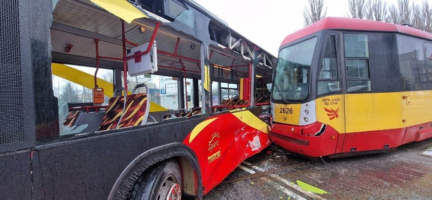 Wypadek w Zgierzu 2.02.23. Zderzenie autobusu z tramwajem