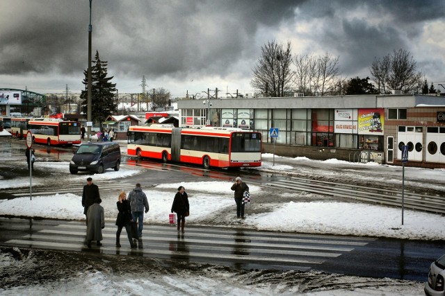 Kontrowersje budzą też plany budowy 90-metrowego wieżowca nad dotychczasową pętlą autobusową. Mieszkańcy obawiają się, że zamieni on dzielnicę w "jeden wielki parking".