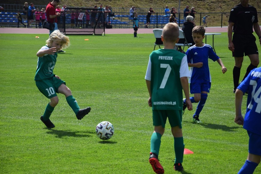 9-latkowie z AP Szczecinek (zielone stroje) w meczu z...