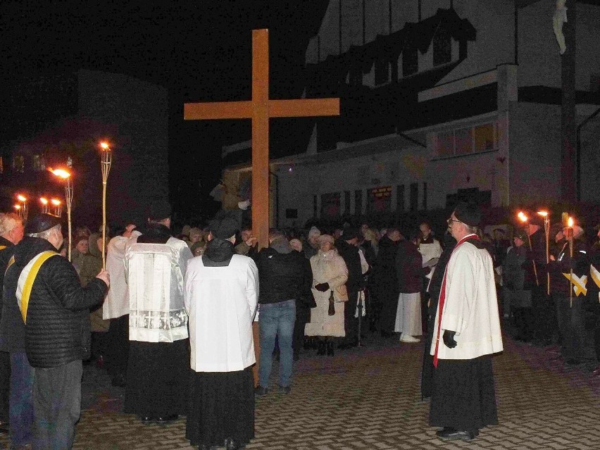 Krzyż misyjny między 14 stacjami Drogi Krzyżowej nieśli...