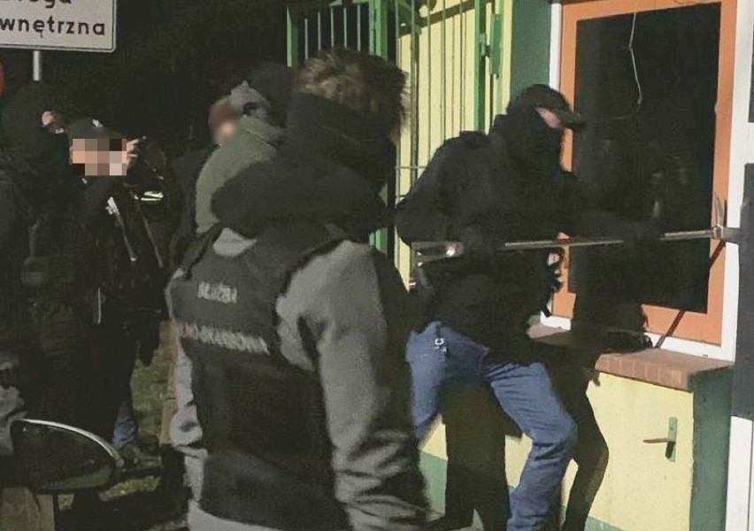 Ponad 1 kg amfetaminy i 8 nielegalnych automatów w Malborku. Oto efekt wspólnej akcji kryminalnych i pomorskiej KAS