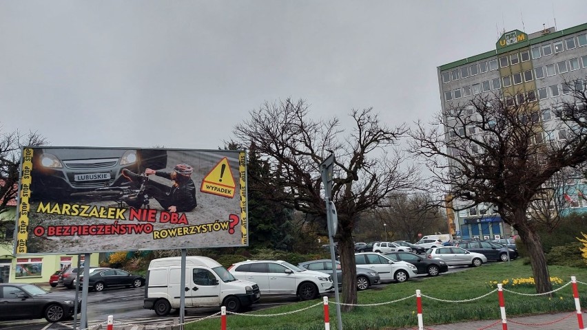 Kontrowersyjny billboard przed urzędem miasta w Zielonej...