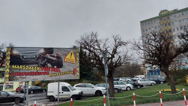 Kontrowersyjny billboard przed urzędem miasta w Zielonej Górze