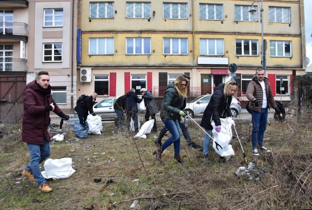 W poniedziałek po pracy do sprzątania zabrali się  między innymi kieleccy radni, członkowie stowarzyszeń.