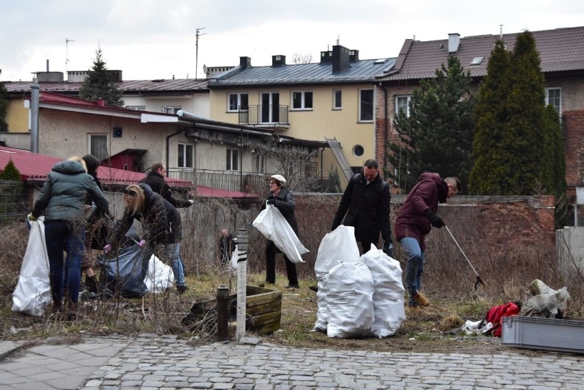 Trash Challenge w Kielcach po naszym artykule. Mieszkańcy sami posprzątali śmieci w centrum miasta. Dziękujemy! (WIDEO, ZDJĘCIA) 